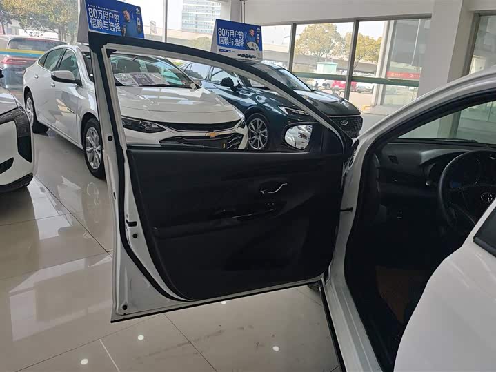 Фото 7 - Toyota Yaris L Hatchback