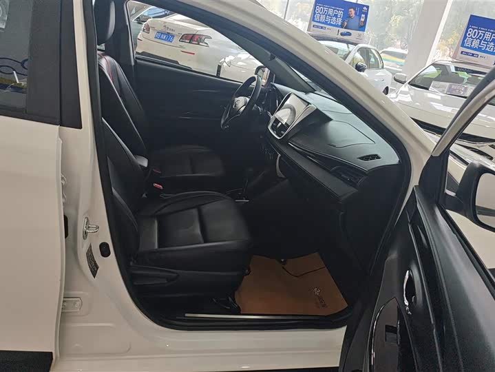 Фото 8 - Toyota Yaris L Hatchback