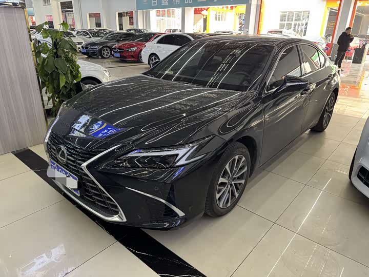 Фото 1 - Lexus ES