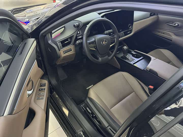 Фото 2 - Lexus ES