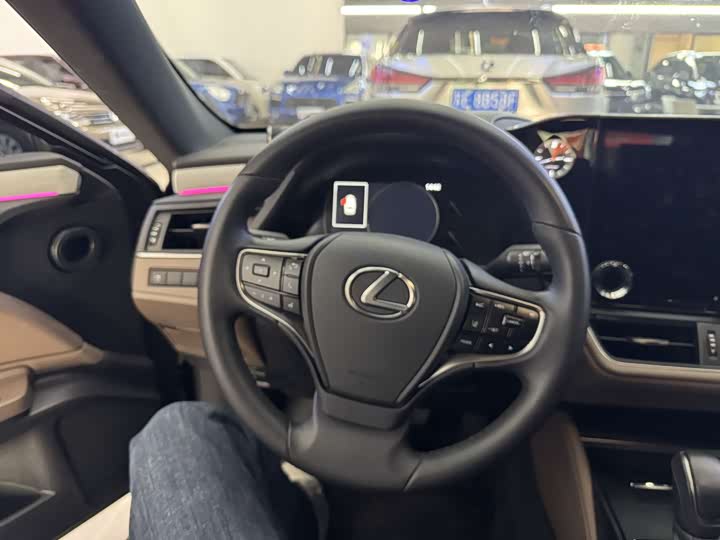Фото 3 - Lexus ES