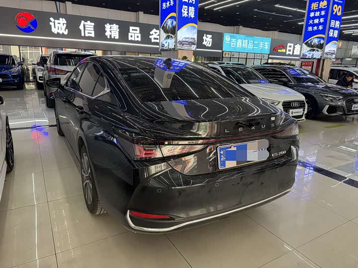 Фото 9 - Lexus ES