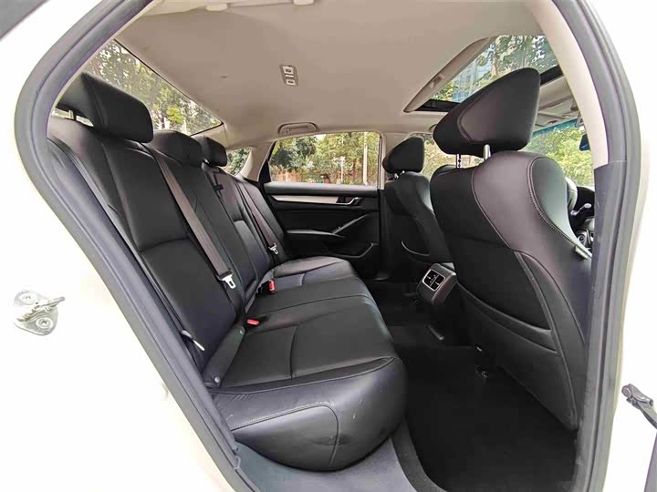 Фото 8 - Honda Accord