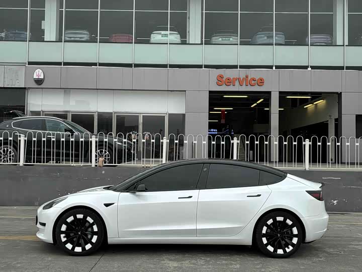 Фото 4 - Tesla Model 3