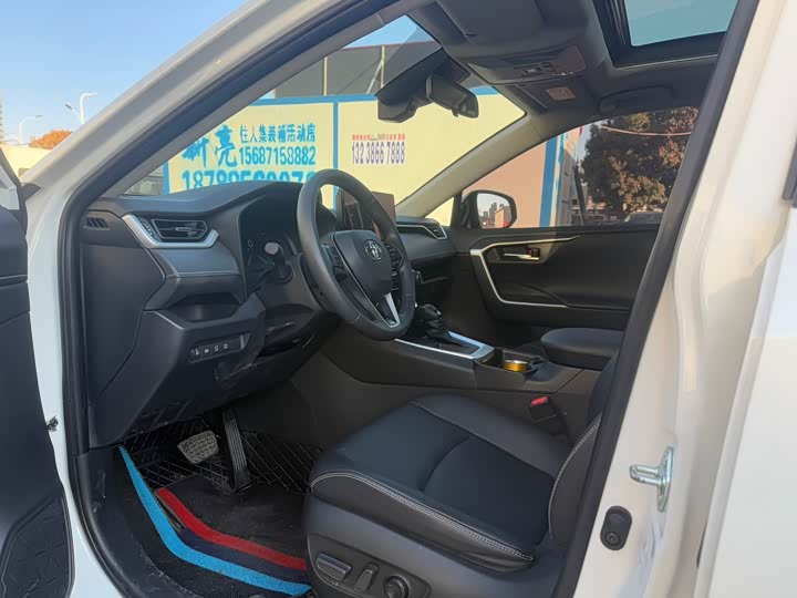 Фото 4 - Toyota RAV4