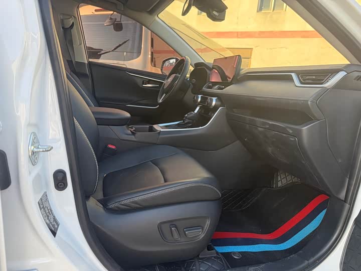 Фото 8 - Toyota RAV4