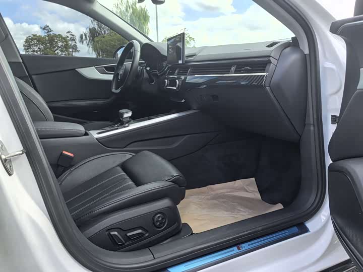 Фото 4 - Audi A4L