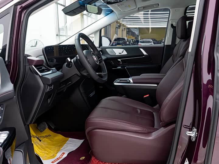 Photo 5 - Buick GL8 Century