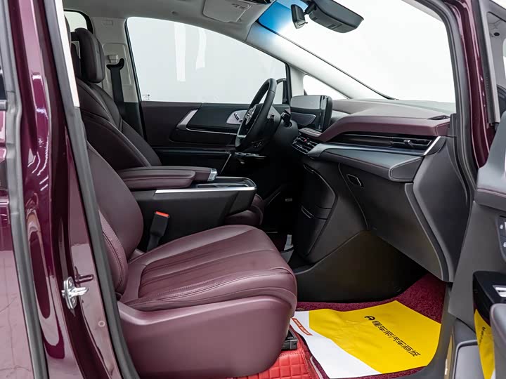 Photo 6 - Buick GL8 Century