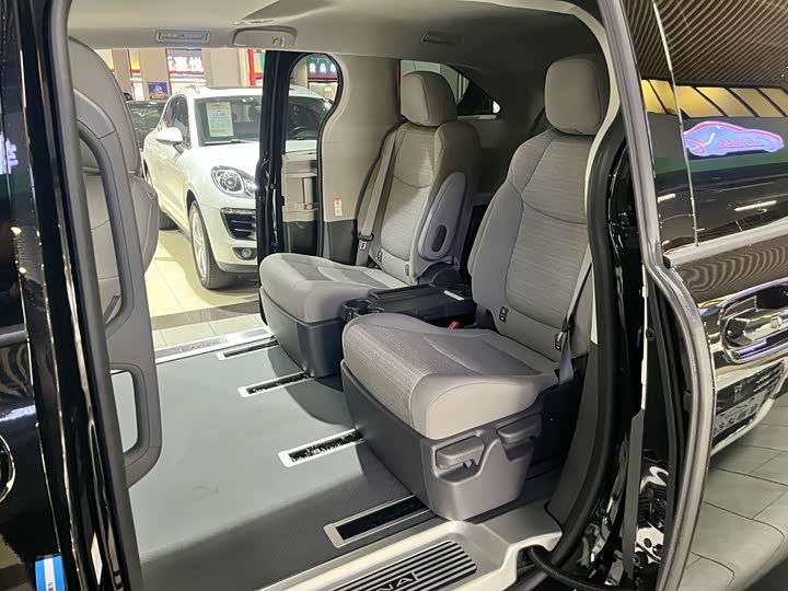 Фото 4 - Toyota Sienna