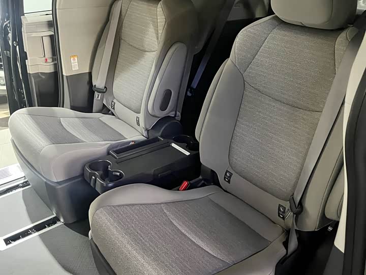 Фото 7 - Toyota Sienna