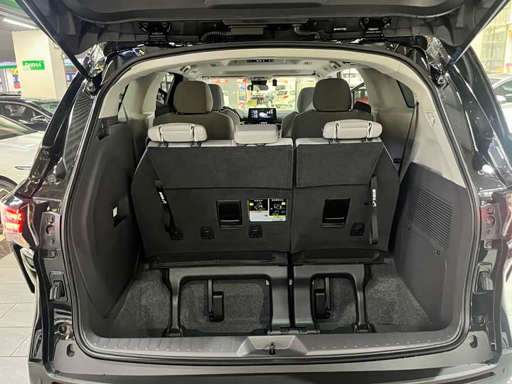 Фото 9 - Toyota Sienna