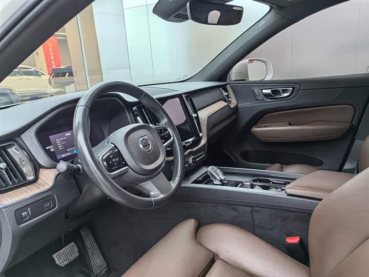 Фото 8 - Volvo XC60