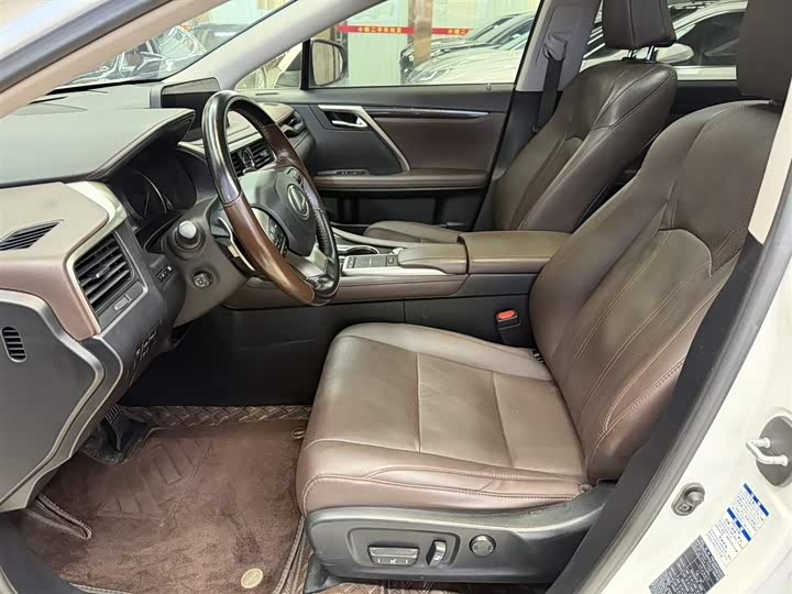 Фото 4 - Lexus RX