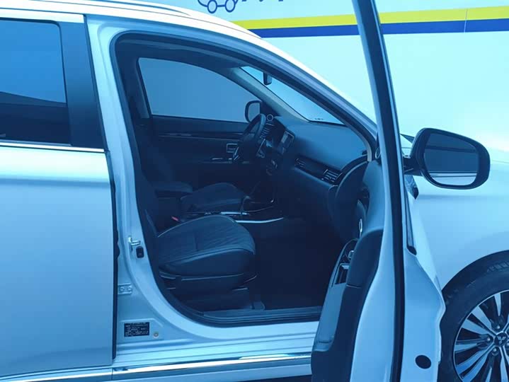 Фото 8 - Mitsubishi Outlander