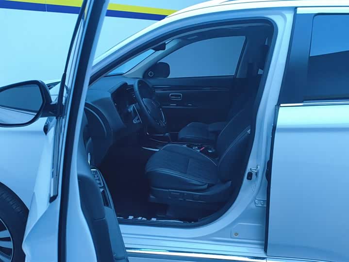 Фото 9 - Mitsubishi Outlander