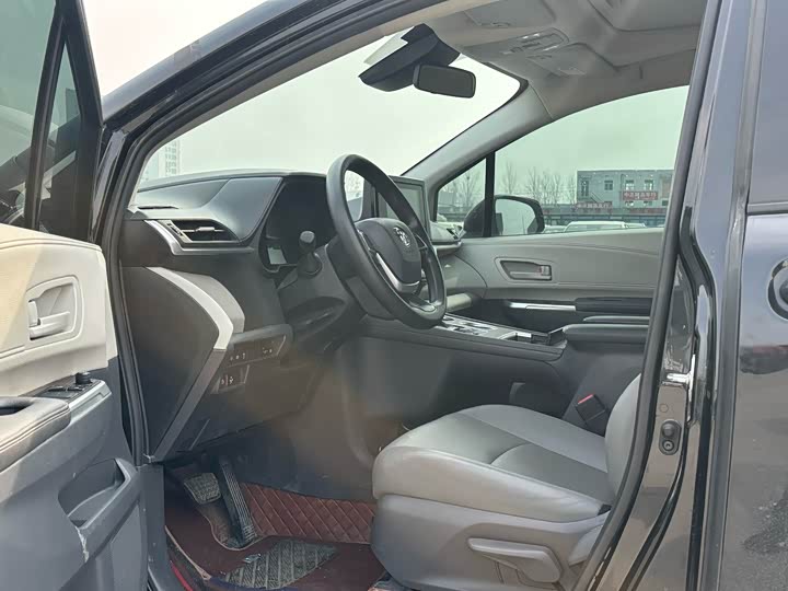 Фото 4 - Toyota Granvia