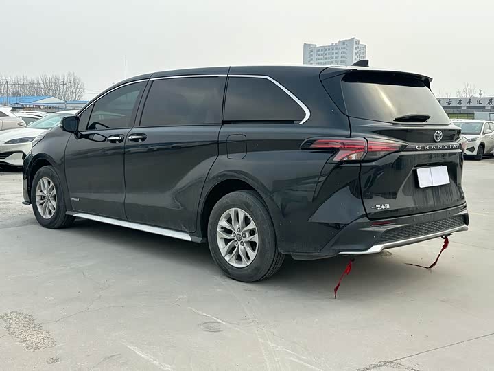 Фото 8 - Toyota Granvia