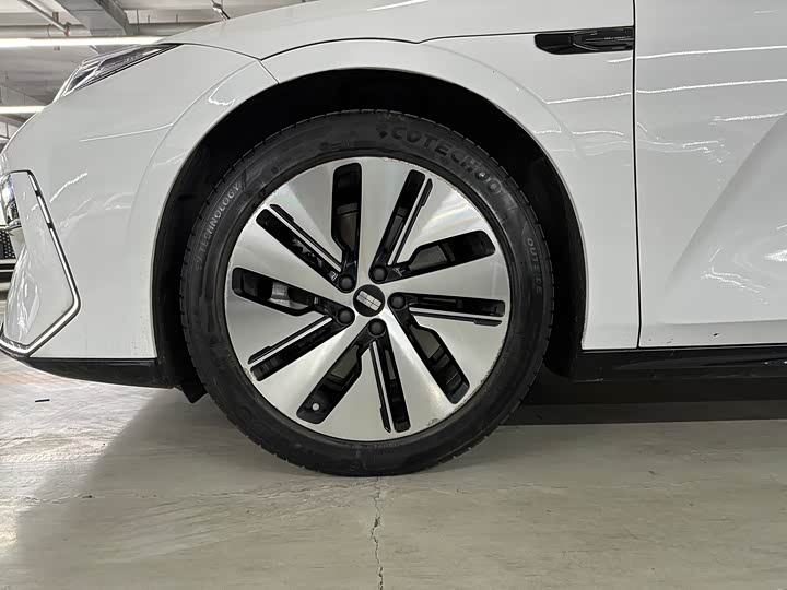 Фото 8 - Geely Galaxy E8