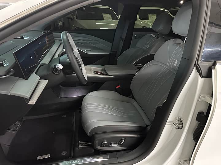 Фото 9 - Geely Galaxy E8