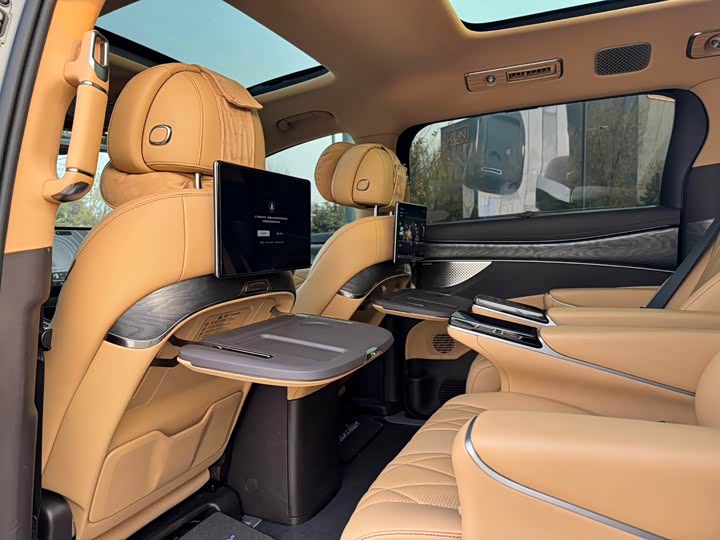 Фото 7 - Denza D9