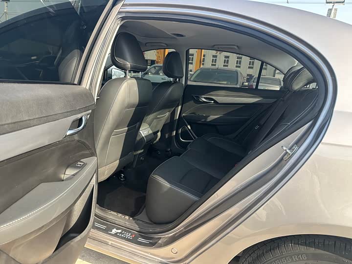 Фото 4 - Geely Emgrand