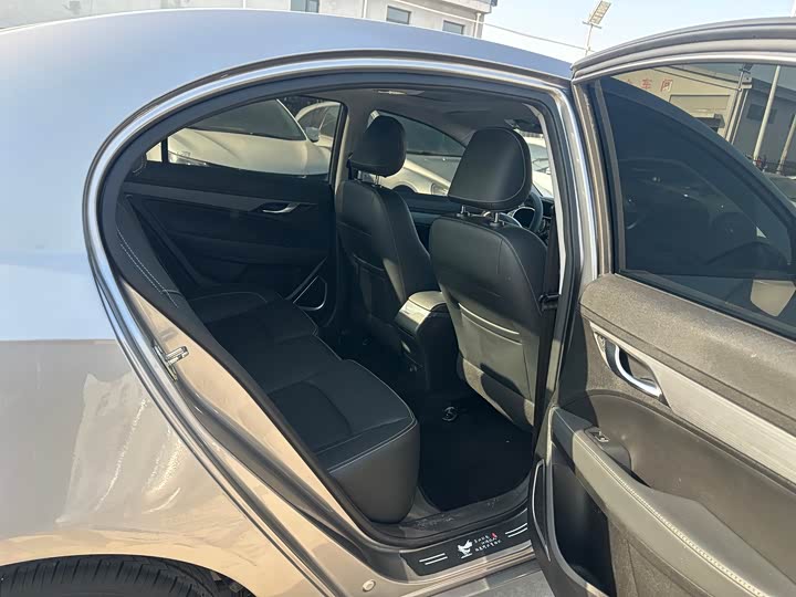 Фото 7 - Geely Emgrand