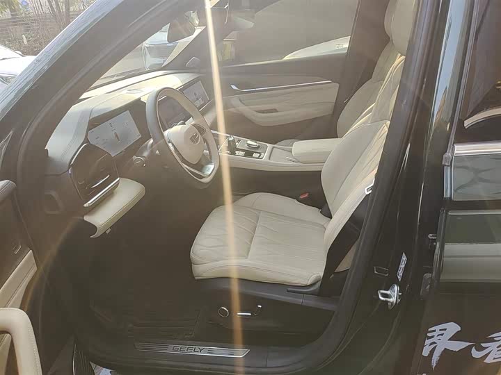 Photo 2 - Geely Monjaro