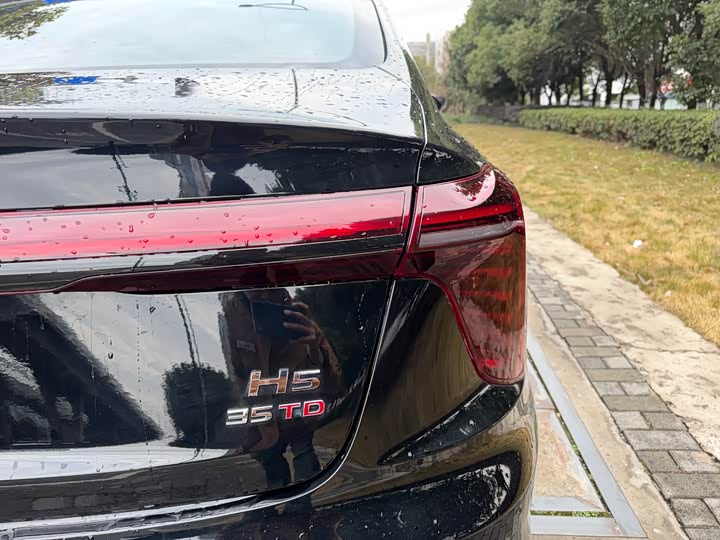 Фото 7 - Hongqi H5