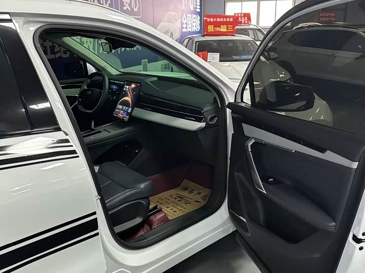 Фото 3 - Geely Atlas L