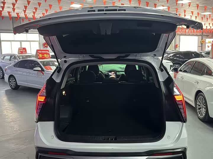 Фото 6 - Geely Atlas L