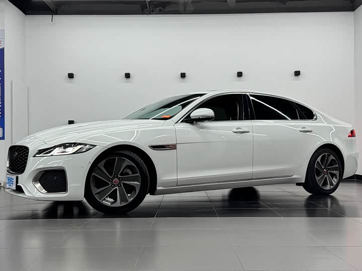 Фото 1 - Jaguar XF L