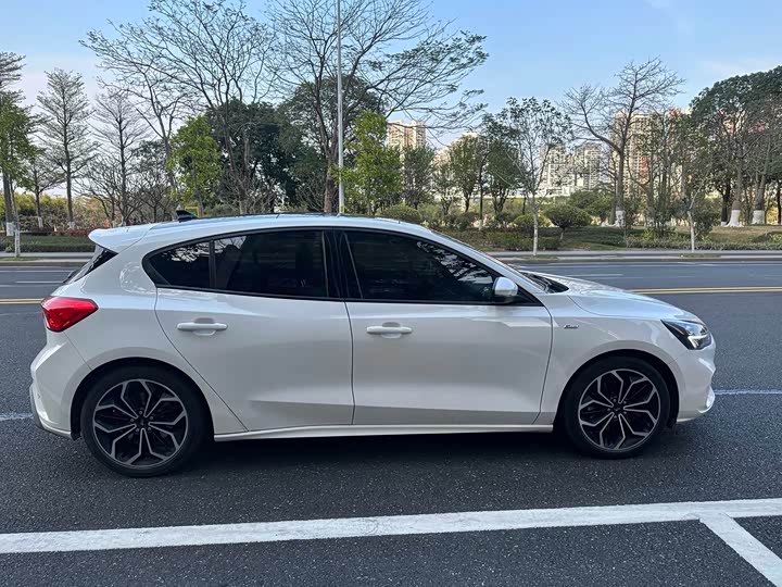 Фото 4 - Ford Focus