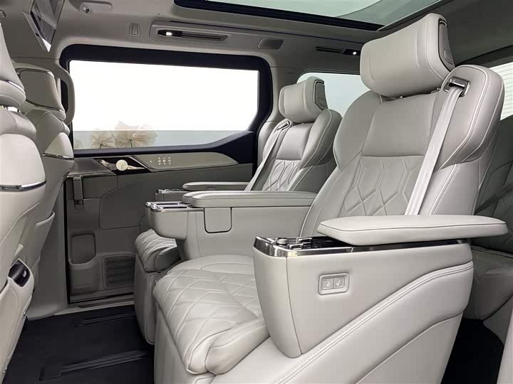 Фото 8 - Volvo EM90