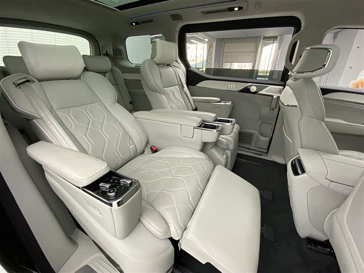 Фото 9 - Volvo EM90