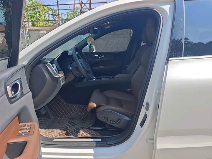 Фото 4 - Volvo XC60