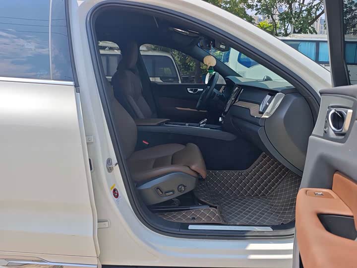 Фото 6 - Volvo XC60