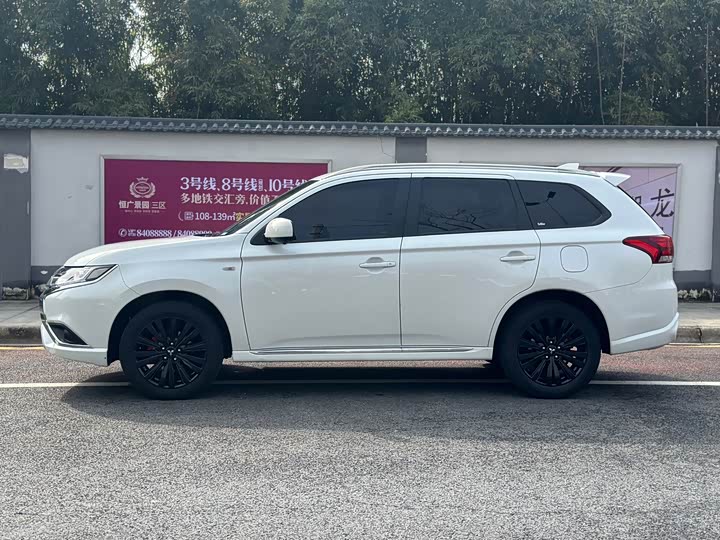 Фото 3 - Mitsubishi Outlander