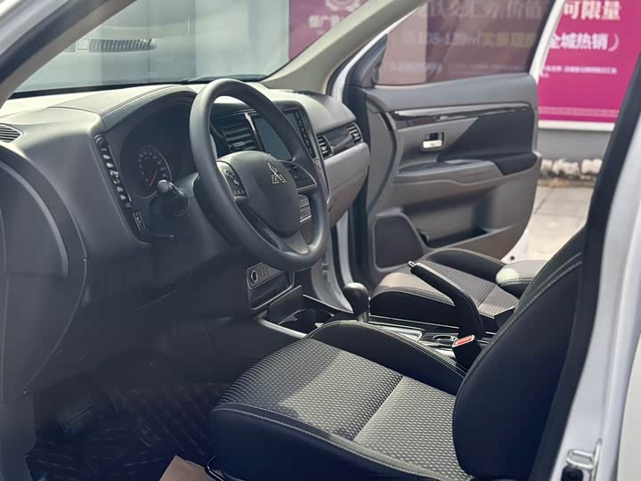 Фото 6 - Mitsubishi Outlander