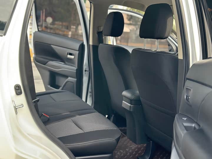 Фото 8 - Mitsubishi Outlander