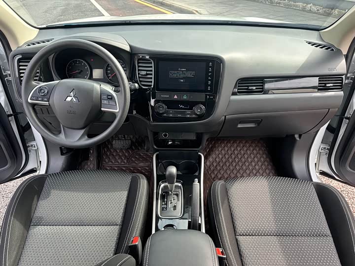Фото 9 - Mitsubishi Outlander