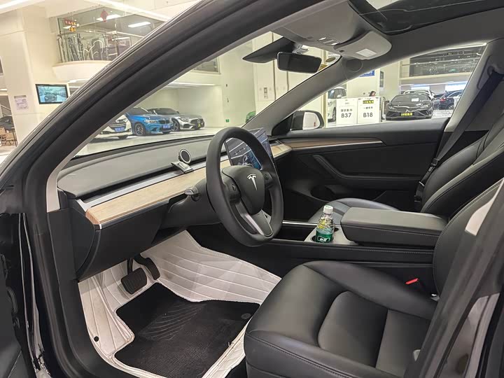 Фото 3 - Tesla Model 3