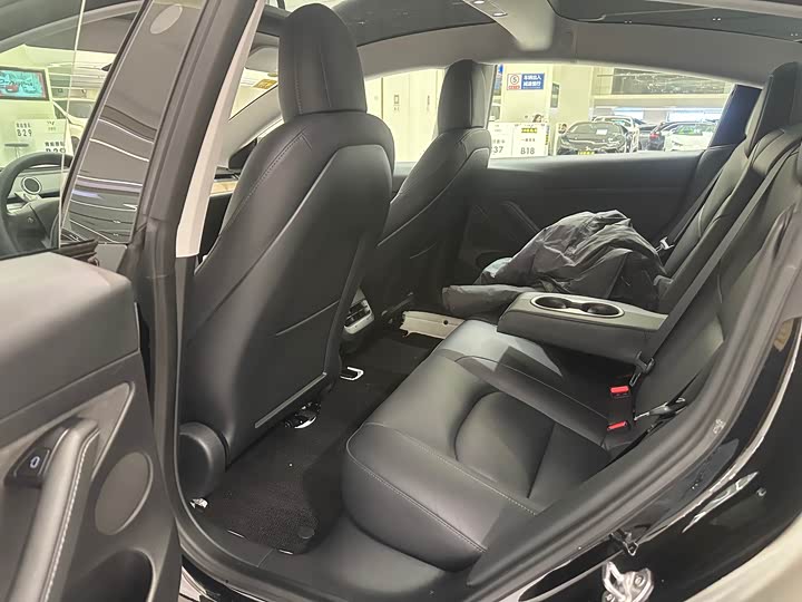 Фото 4 - Tesla Model 3