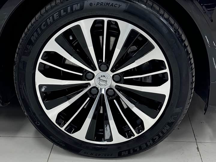 Фото 8 - Volvo S90