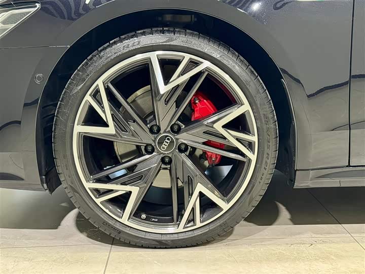 Фото 9 - Audi A7L