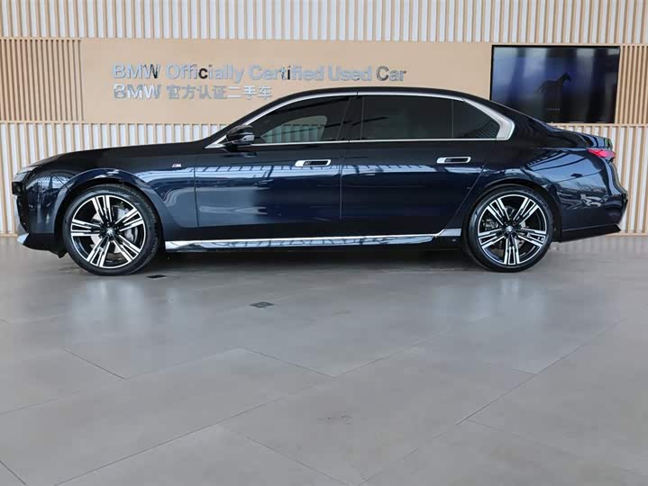 Фото 2 - BMW 7 Series