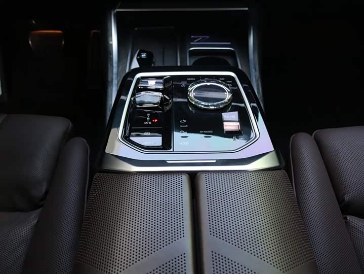 Фото 8 - BMW 7 Series