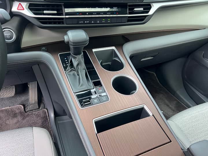 Фото 9 - Toyota Sienna