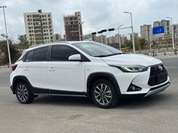 Photo 3 - Toyota Yaris L Hatchback