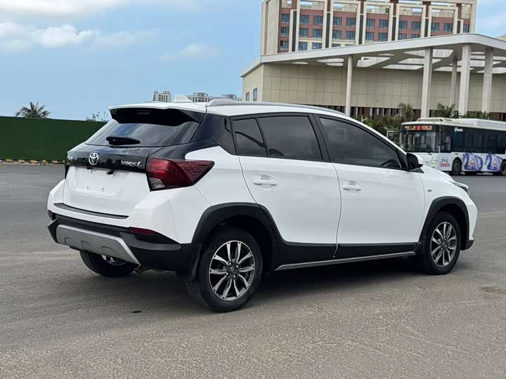 Photo 4 - Toyota Yaris L Hatchback